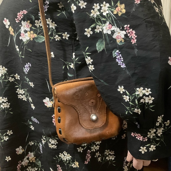 “VINTAGE” Handmade Floral Leather Crossbody Bag . - Picture 14 of 16